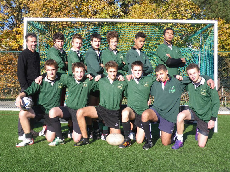 L'équipe : Denis, Félix, Mathias, Antonin, Michel, Nelson (en haut) Oskar, Marvin, Colin, Félix, Saad, Tom (en bas) {JPEG}
