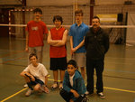 l'équipe (en haut : Edouard, Stéphane, Benoit, coach D.Kennes, en bas : Pascal, William) {JPEG}